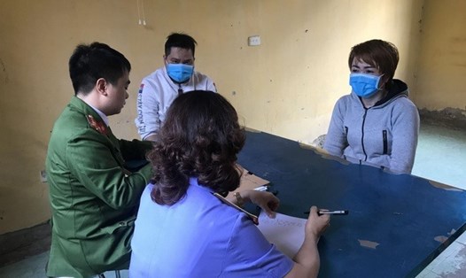 Cơ quan chức năng làm việc với chủ quán bánh xèo ở Bắc Ninh về hành vi hành hạ người khác. Ảnh CQCA