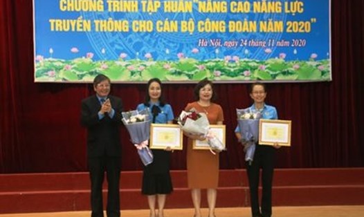 Phó Chủ tịch Thường trực Tổng LĐLĐ Việt Nam Trần Thanh Hải trao giải thưởng cho các đơn vị tham gia cuộc thi. Ảnh: TT