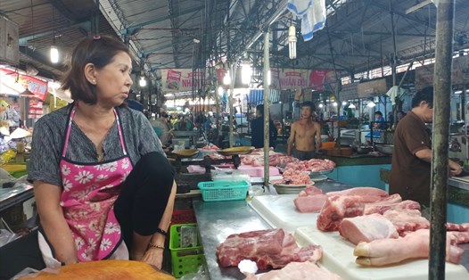 Bà Trần Ngọc Kiều tiểu thương bán thịt lợn ở chợ Vườn Chuối (quận 3, TPHCM) cho biết thời điểm này chợ đang ế, lượng thịt bán ra hàng ngày giảm mạnh. Ảnh: Chân Phúc