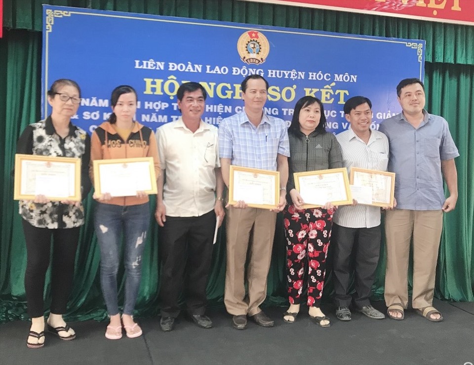 Các công nhân lao động có thành tích trong phong trào "ba giảm" nhận giấy khen của LĐLĐ huyện Hóc Môn. Ảnh LĐLĐ huyện cung cấp.