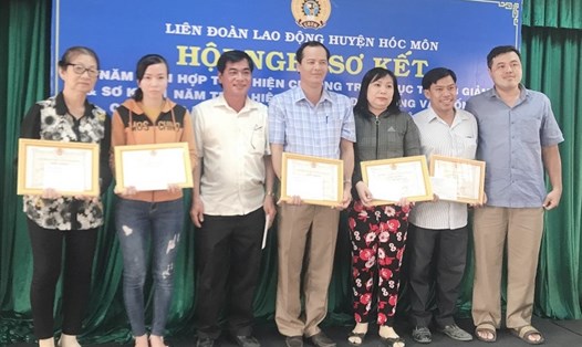 Các công nhân lao động có thành tích trong phong trào "ba giảm" nhận giấy khen của LĐLĐ huyện Hóc Môn. Ảnh LĐLĐ huyện cung cấp.