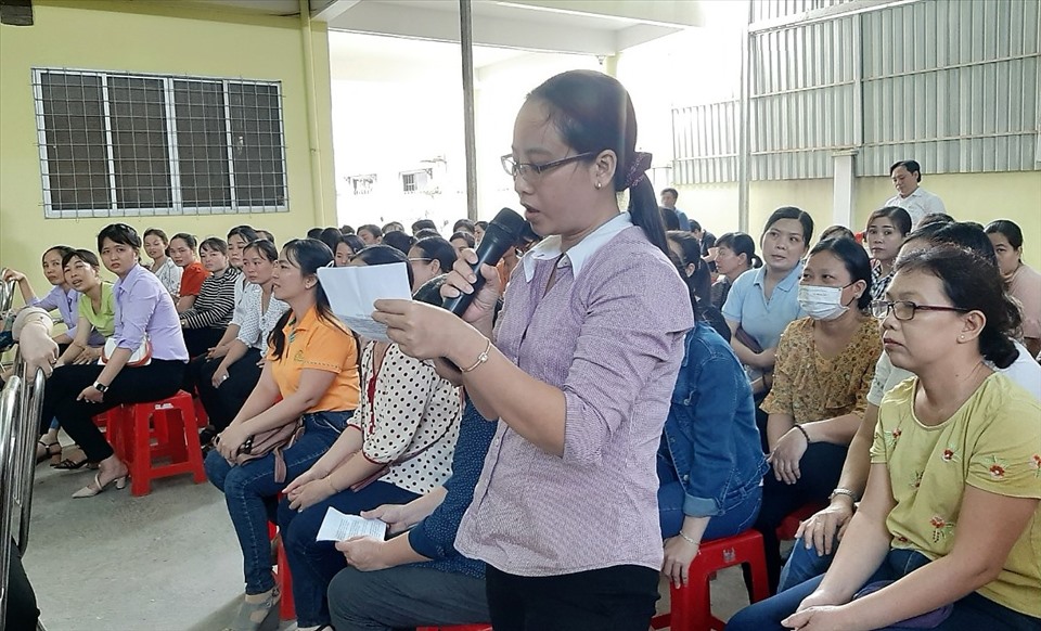 Nữ CNLĐ đặt câu hỏi tại buổi đối thoại. Ảnh: Thanh Dũng