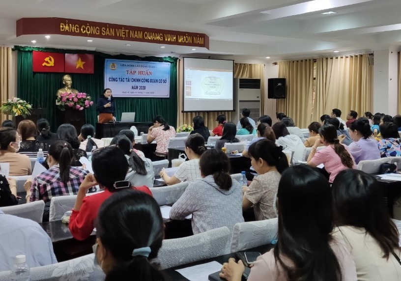 Các cán bộ công đoàn cơ sở tham gia buổi tập huấn. Ảnh LĐLĐ Quận 4 cung cấp.