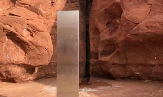 Khối kim loại bí ẩn được phát hiện ở giữa vùng nông thôn Utah, Mỹ. Ảnh: Cơ quan an toàn công cộng Utah