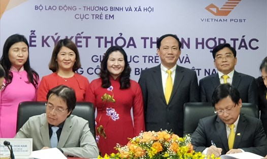 Lễ ký kết Thỏa thuận hợp tác về bảo vệ trẻ em. Ảnh Quang Minh.