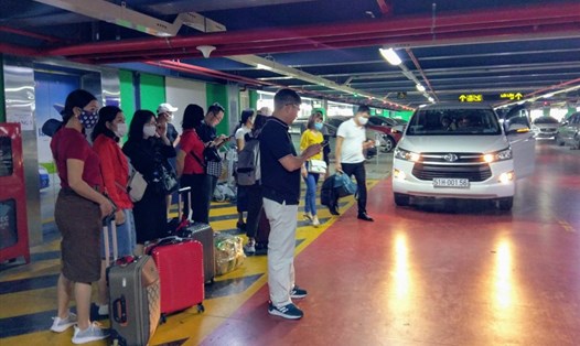 Hành khách đón chờ đón xe công nghệ trên tầng 3 nhà xe sân bay Tân Sơn Nhất. Ảnh: Minh Quân