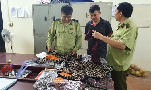 Lực lượng quản lý thị trường Lạng Sơn tạm giữ lô hàng nghi giả nhãn hiệu thời trang Louis Vuitton. Ảnh: Chu Hà