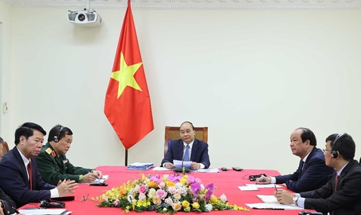 Thủ tướng Nguyễn Xuân Phúc hội đàm trực tuyến với Thủ tướng Campuchia Hun Sen. Ảnh: TTXVN
