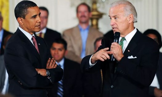 Tổng thống Barack Obama quan sát khi Phó Tổng thống Joe Biden phát biểu trong sự kiện tại Washington, DC, năm 2009. Ảnh: AFP.