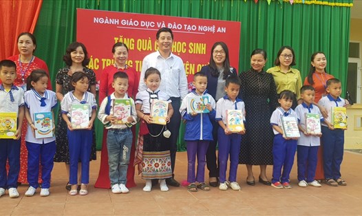 Đoàn công tác ngành GDĐT Nghệ An tặng vở cho các em học sinh tiểu học huyện miền núi Quỳ Châu. Ảnh: QĐ