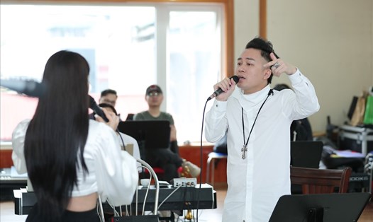 Ca sĩ Tùng Dương tích cực luyện tập cùng các khách mời trong liveshow. Ảnh: Hòa Nguyễn.