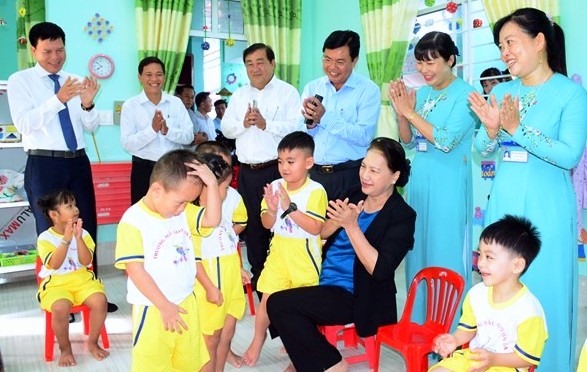 Chủ tịch Quốc hội Nguyễn Thị Kim Ngân trò chuyện cùng các em Trường Mẫu giáo Sơn Ca, xã Tân Hưng, huyện Cái Nước, tỉnh Cà Mau. Ảnh: Nhật Hồ