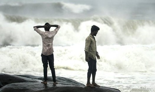 Sóng lớn bờ biển Kovalam ở Chennai khi bão Nivar đang tiến gần và chuẩn bị đổ bộ bờ biển miền đông Ấn Độ hôm 24.11. Ảnh: AFP