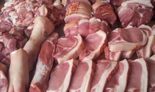 Các bà nội trợ nên cẩn thận quan sát mỗi khi chọn mua thịt lợn. Ảnh nguồn: Mnet.
