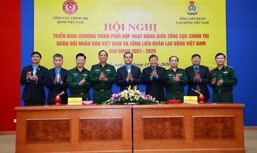 Lãnh đạo Tổng LĐLĐ Việt Nam và Tổng cục Chính trị Quân đội nhân dân Việt Nam ký kết chương trình phối hợp hoạt động trong 5 năm tiếp theo. Ảnh: Hải Nguyễn