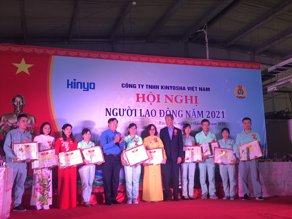10 đoàn viên được Công đoàn các khu công nghiệp tặng Giấy khen vì đã có thành tích xuất sắc trong phong trào thi lao động giỏi và xây dựng tổ chức công đoàn vững mạnh năm 2020. Ảnh: Minh Hiểu.