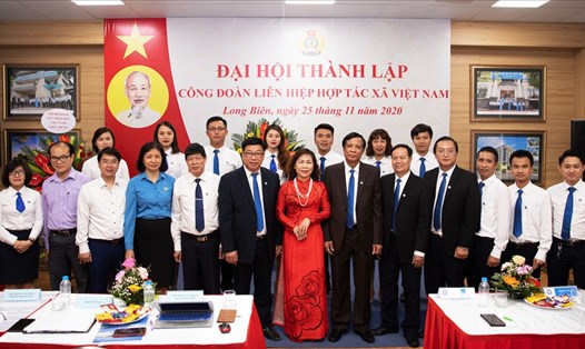 BCH công đoàn và ban lãnh đạo Liên hiệp Hợp tác xã Việt Nam cùng với chủ tịch LĐLĐ quận Long Biên. Ảnh: VĐ