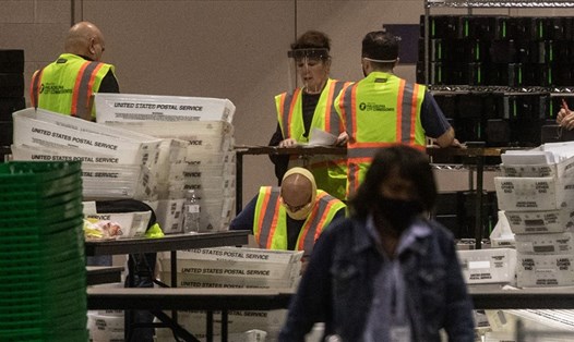 Nhân viên bầu cử tại một địa điểm ở  Pennsylvania. Ảnh: AFP.