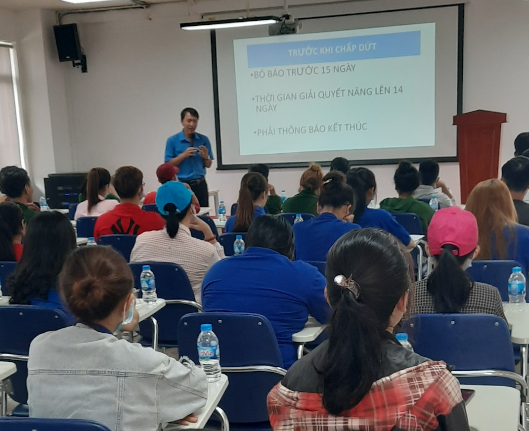 Báo cáo viên tuyên truyền các chính sách về pháp luật lao động cho người lao động. Ảnh: Công đoàn Long Khánh