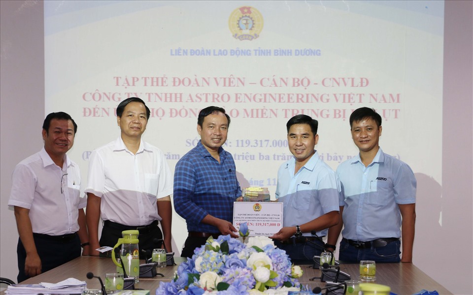 Phó Chủ tịch Thường trực LĐLĐ tỉnh Nguyễn Đình Khánh tiếp nhận tiền ủng hộ đồng bào bị thiệt hại do lũ lụt từ CĐCS Cty TNHH Astro. Ảnh: Hoàng Trung