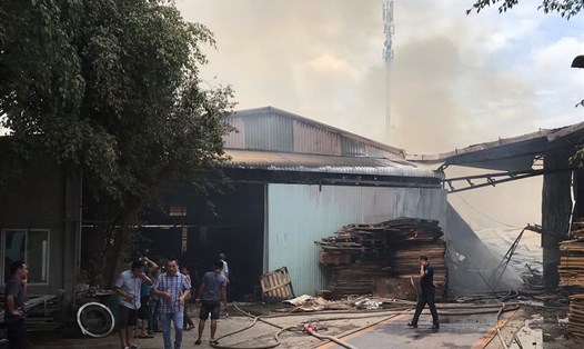 Hỏa hoạn ở cơ sở sản xuất ván gỗ ép tại thị xã Tân Uyên, Bình Dương. Ảnh: Dương Bình