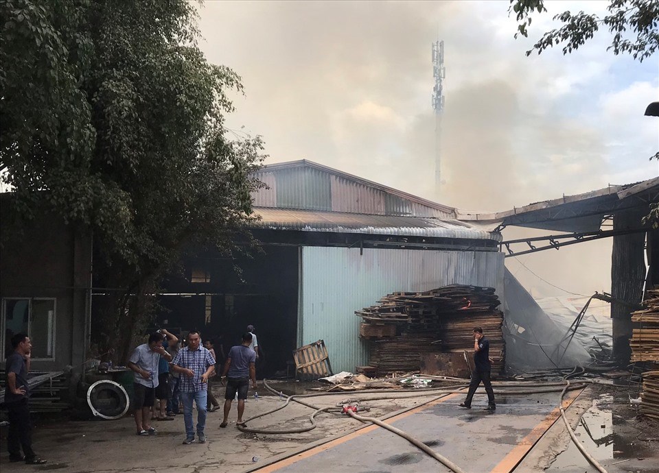 Hỏa hoạn ở cơ sở sản xuất ván gỗ ép tại thị xã Tân Uyên, Bình Dương. Ảnh: Dương Bình