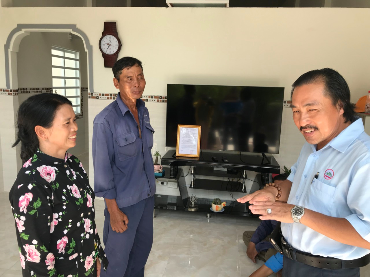Chủ tịch CĐCS Lê Văn Đá bày tỏ niềm vui của Công đoàn khi bàn giao nhà Nhân ái Công đoàn cho người lao động. Ảnh: Cẩm Tú