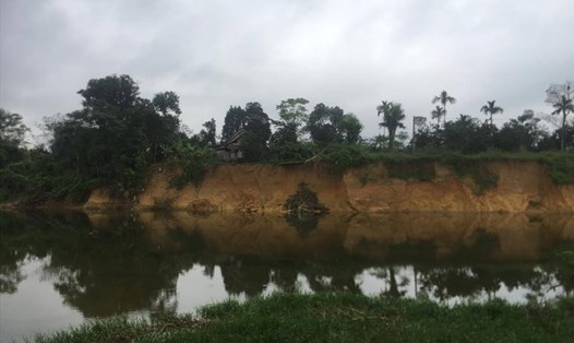 Bờ sông Ngàn Sâu qua xã Phú Hòa sạt lở nghiêm trọng từ nhiều năm nay. Ảnh: Quang Đại