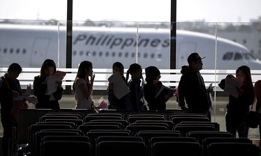 Công nhân xuất khẩu lao động người Philippines về nước từ Kuwait tại sân bay quốc tế Manila (Philippines).Ảnh: AFP