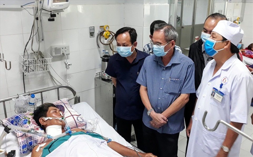 Bí thư Tỉnh ủy Bạc Liêu Lữ Văn Hùng thăm một trường hợp bị tai nạn lao động đang nằm điều trị tại Bệnh viện. Ảnh: Nhật Hồ