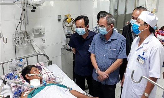 Bí thư Tỉnh ủy Bạc Liêu Lữ Văn Hùng thăm một trường hợp bị tai nạn lao động đang nằm điều trị tại Bệnh viện. Ảnh: Nhật Hồ