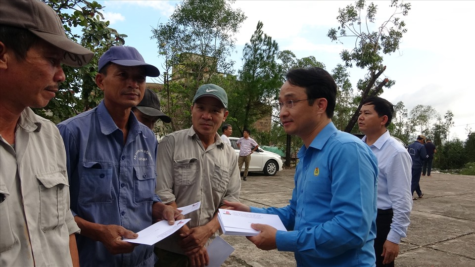 Lãnh đạo CĐ Xây dựng Việt Nam trao hỗ trợ cho CNVCLĐ Công ty Sản xuất vật liệu và xây dựng COSEVCO1. Ảnh: Mạnh Tùng.