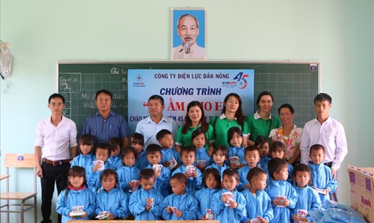 Công ty Điện lực Đắk Nông tặng hệ thống chiếu sáng cho điểm Trường Tiểu học La Văn Cầu.
