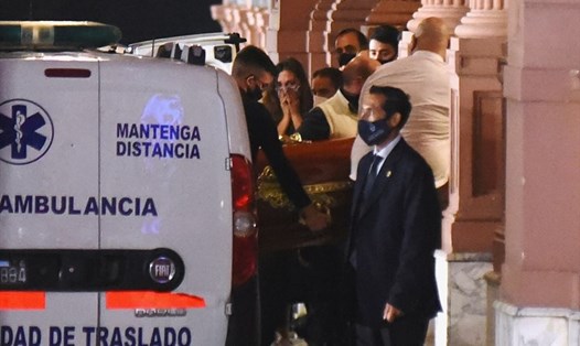 Thi hài Maradona từ xe cấp cứu được đưa vào Phủ Tổng thống Argentina. Ảnh: Reuters