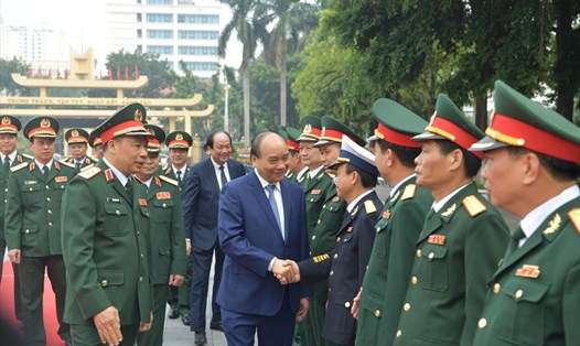 Thủ tướng Nguyễn Xuân Phúc và cán bộ Học viện Quốc phòng. Ảnh: VGP/Quang Hiếu