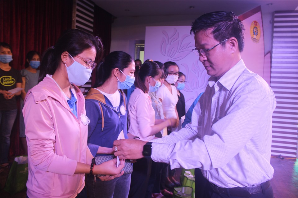 Ông Cao Hồng Hà, Chủ tịch LĐLĐ quận Bình Thạnh, trao quà hỗ trợ cho các công nhân lao động. Ảnh Đức Long