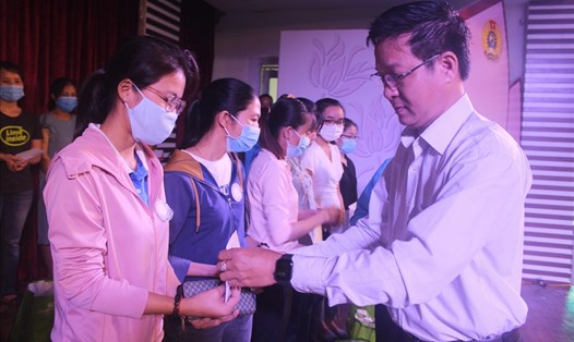 Ông Cao Hồng Hà, Chủ tịch LĐLĐ quận Bình Thạnh, trao quà hỗ trợ cho các công nhân lao động. Ảnh Đức Long