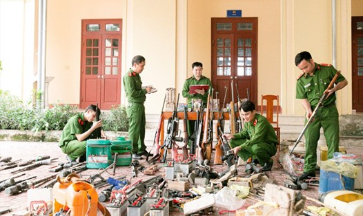 Gần 100 khẩu súng cùng nhiều kích điện mà Công an huyện Hương Sơn thu giữ được. Ảnh: Ánh Dương.