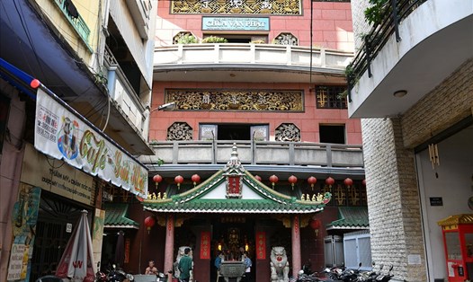Chùa Vạn Phật nằm lọt giữa những dãy nhà cao tầng.