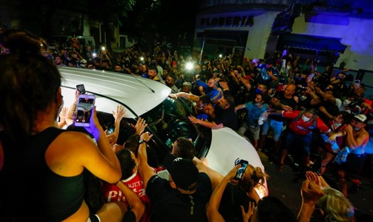 Người hâm mộ vây quanh xe chở quan tài Maradona. Ảnh: AP