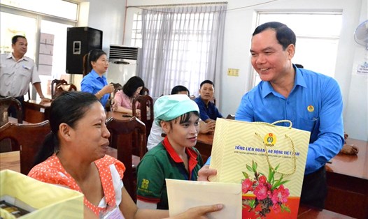 Chủ tịch Tổng LĐLĐVN Nguyễn Đình Khang tặng quà Tết năm 2020 cho đoàn viên, CNLĐ tỉnh An Giang. Ảnh: Lục Tùng