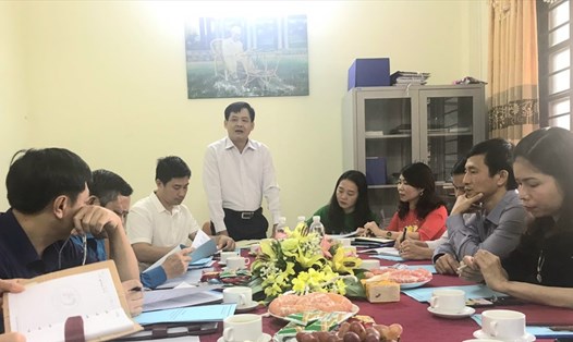 Ông Mai Bá Nam - Phó Chủ tịch LĐLĐ Thanh Hoá làm việc với BGH, Công đoàn Trường THPT Vĩnh Lộc. Ảnh: Thu Hường