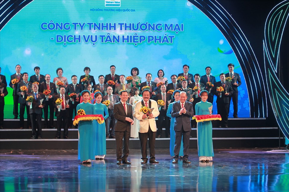 Ông Trần Quí Thanh vinh dự đón nhận Cup vinh danh Thương hiệu Quốc gia do
Phó Thủ tướng Thường trực Chính phủ Trương Hòa Bình và Bộ trưởng Thông tin và Truyền thông Nguyễn Mạnh Hùng trao tặng. Ảnh: THP