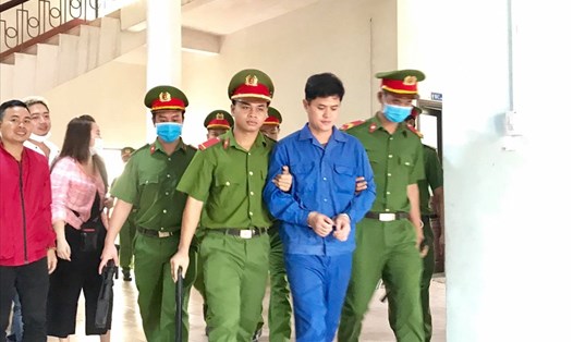 Bị cáo Lê Quang Huy Phương được đưa vào phòng xét xử. Ảnh: PĐ.