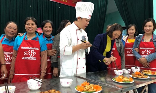 Đầu bếp đánh giá các thành phẩm của chị em tại lớp học ở Thanh Hóa. Ảnh: Anh Tuấn.