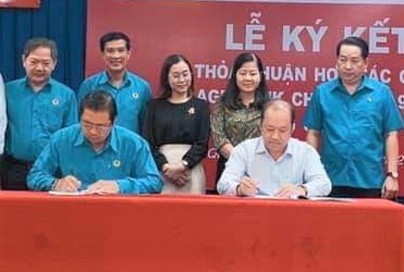 Đại diện LĐLĐ Quận 9 và Agribank Chi nhánh 9 ký kết thỏa thuận hợp tác. Ảnh Đức Long