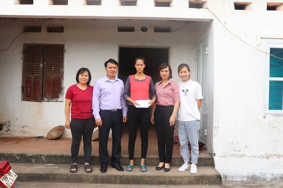 Đại diện lãnh đạo LĐLĐ huyện, công ty và BCH Công đoàn Công ty TNHH Hana Kovi trao hỗ trợ cho gia đình chị Thúy. Ảnh: T.Yên