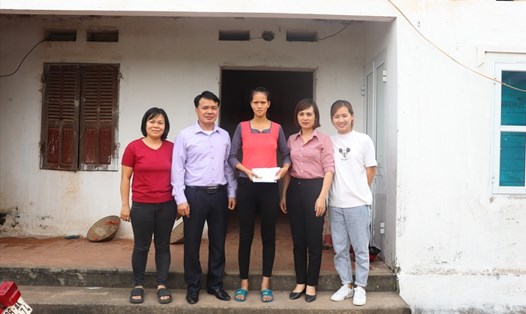 Đại diện lãnh đạo LĐLĐ huyện, công ty và BCH Công đoàn Công ty TNHH Hana Kovi trao hỗ trợ cho gia đình chị Thúy. Ảnh: T.Yên