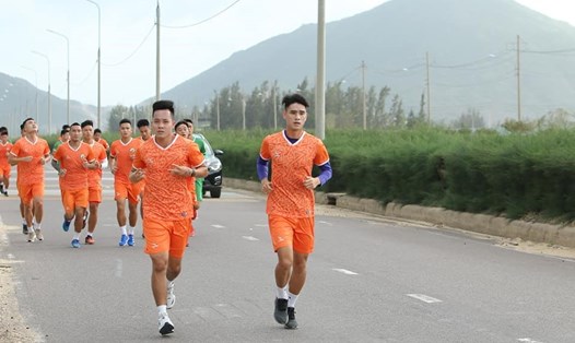 Tiền đạo Lê Thanh Bình (trái), trung vệ Đinh Tiến Thành đang tích cực luyện thể lực cùng đội Bình Định. Ảnh: Fanpage CLB Bình Định.