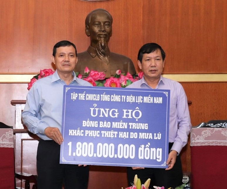 Ông Lê Xuân Thái (bên trái), Chủ tịch Công đoàn EVNSPC trao tiền ủng hộ đồng bào miền Trung khắc phục hậu quả thiên tai, bão lũ thông qua Ủy ban Trung ương MTTQ Việt Nam và tại một số tỉnh miền Trung. Ảnh EVNSPC cung cấp.